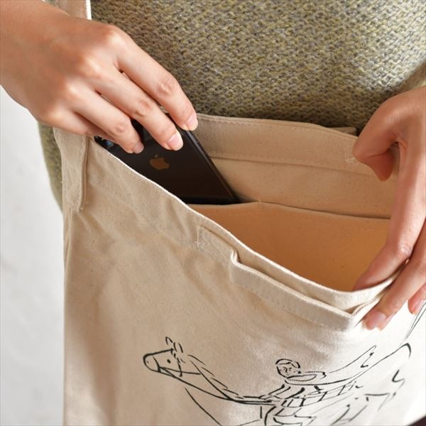 『進撃の巨人』鬼頭祈コラボ 2WAY ショルダートート（5種／2色展開）3,300円＋税（C）諫山創・講談社 /「進撃の巨人」製作委員会