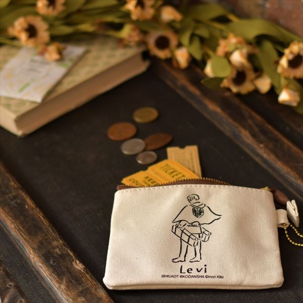 『進撃の巨人』鬼頭祈コラボ ポーチセット（5種／2色展開）3,200円＋税（C）諫山創・講談社 /「進撃の巨人」製作委員会