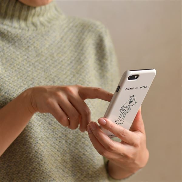 『進撃の巨人』鬼頭祈コラボ iPhoneケース（5種／2色展開）2,800円＋税（C）諫山創・講談社 /「進撃の巨人」製作委員会