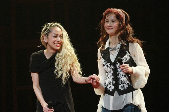 しっかり握られた手