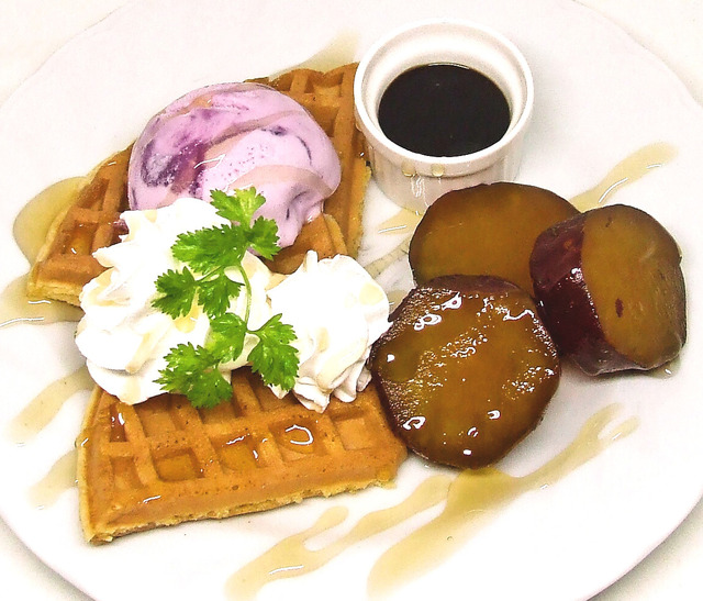 ツンデレいもいもワッフル 800円+税 (C)2018 恵比須清司・ぎん太郎／KADOKAWA／いもいも製作委員会