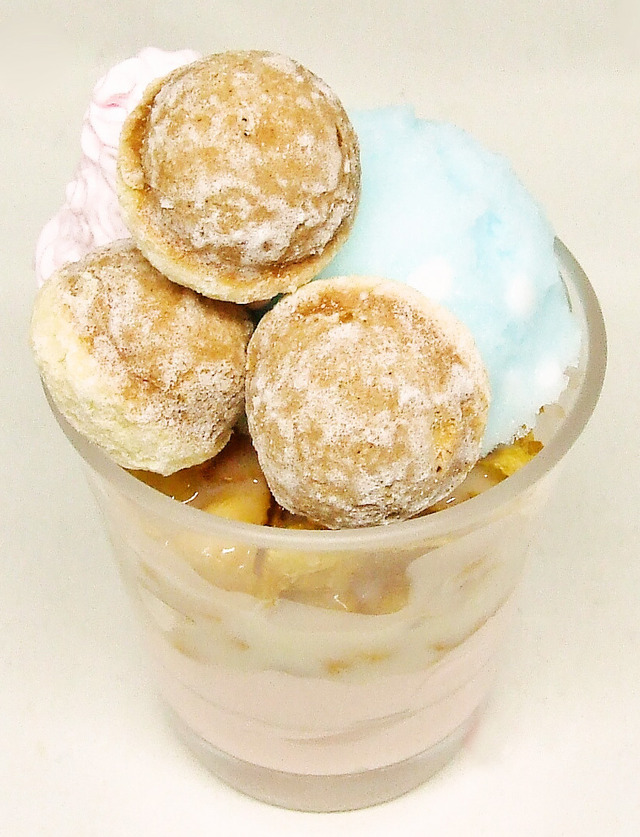 涼花ステラパフェ 700円＋税 (C)2018 恵比須清司・ぎん太郎／KADOKAWA／いもいも製作委員会