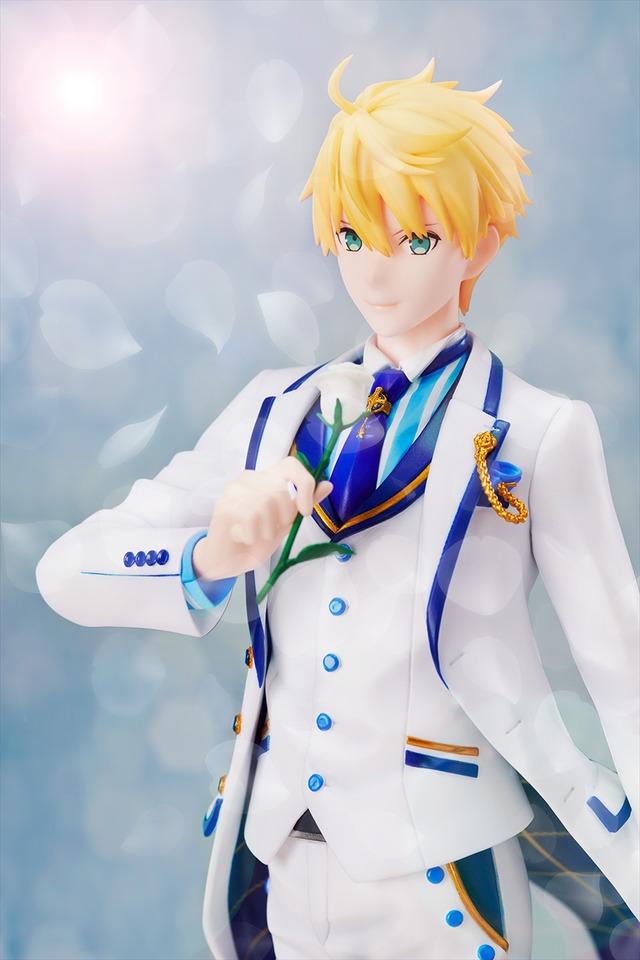 「セイバー/アーサー・ペンドラゴン〔プロトタイプ〕霊衣解放ホワイトローズ」(C)TYPE-MOON / FGO PROJECT