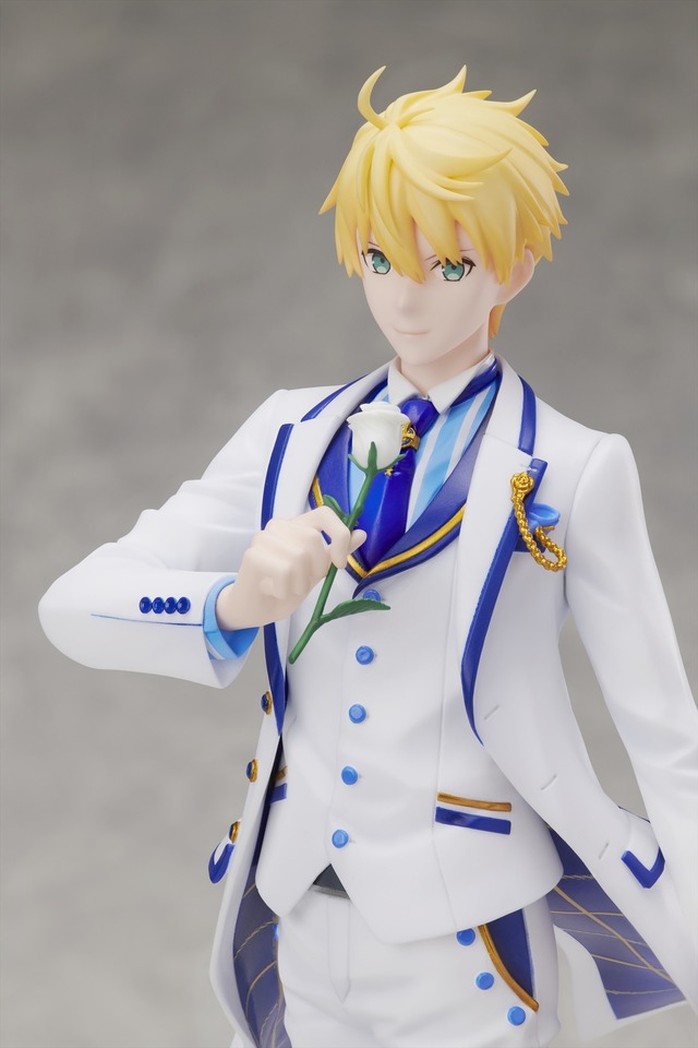 「セイバー/アーサー・ペンドラゴン〔プロトタイプ〕霊衣解放ホワイトローズ」(C)TYPE-MOON / FGO PROJECT