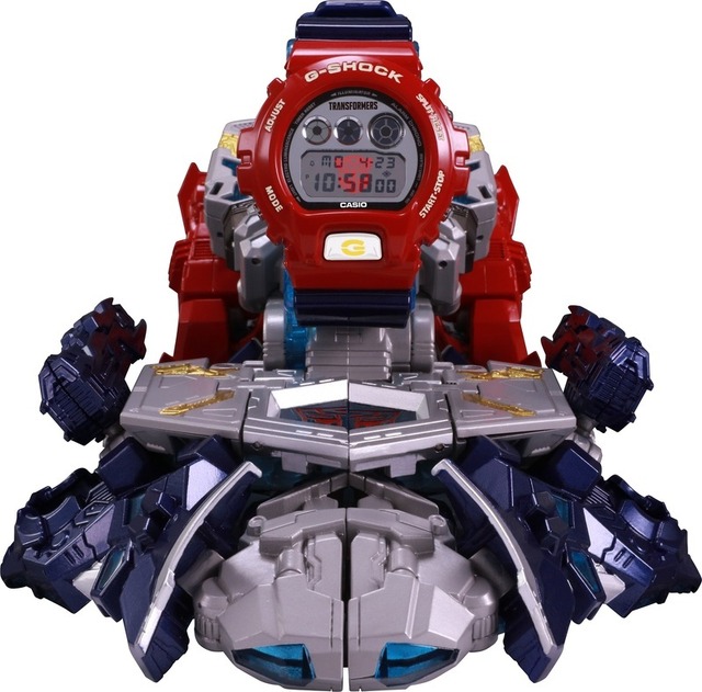 G-SHOCK × TRANSFORMERS　『マスターオプティマスプライム　レゾナントモード〔G-SHOCKセット〕』29,000円（税抜）(C)TOMY
