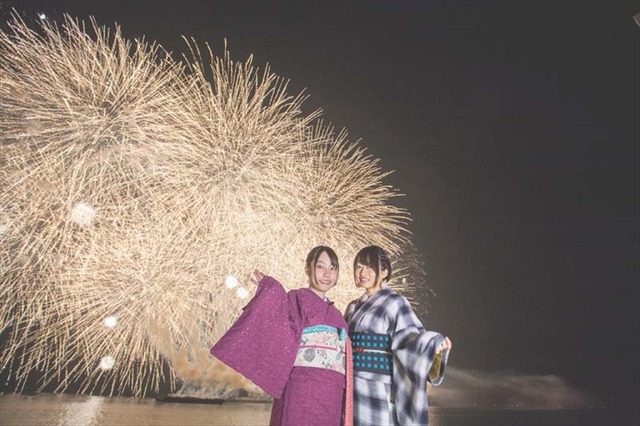 TVアニメ『ゾンビランドサガ』“ぶちあげキャンペーン”第4弾「Cygames Presents 伊万里湾大花火2018」(C)ゾンビランドサガ製作委員会