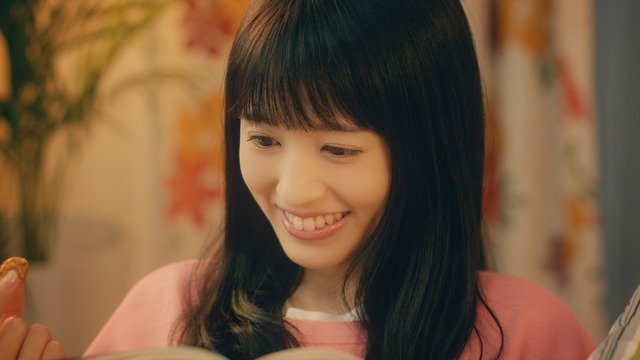 「亀田の柿の種 タネザック のり塩」新CM「あなたのお供に篇」場面カット