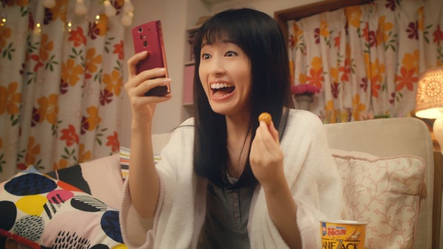 「亀田の柿の種 タネザック のり塩」新CM「あなたのお供に篇」場面カット