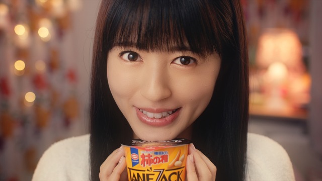 「亀田の柿の種 タネザック のり塩」新CM「あなたのお供に篇」場面カット