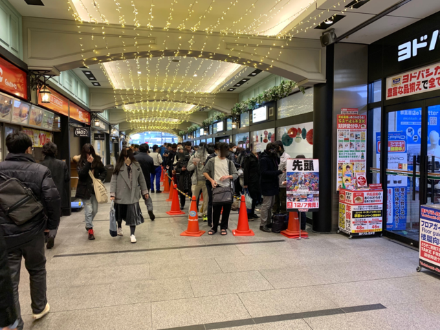 『大乱闘スマッシュブラザーズ SPECIAL』発売日当日の秋葉原は、ポケカ勢も入り乱れての行列に！