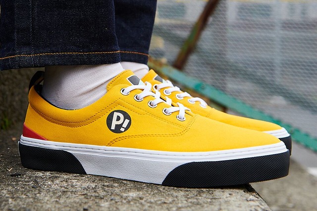 「フリクリ スニーカー」8,200円（税抜）(C)1999 I.G/GAINAX/KGI.