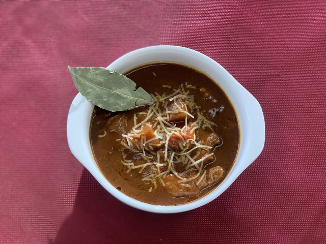 「この星の底、奈落の果て」カフェ＆ギャラリー「お肉deリコ汁～んなぁ添え」(C)2017 つくしあきひと・竹書房／メイドインアビス製作委員会