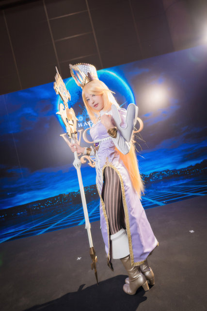 優勝賞金100万ドル『シャドバ』世界大会2018！五木あきら含む公式コスプレイヤー10人が会場を彩る【写真107枚】