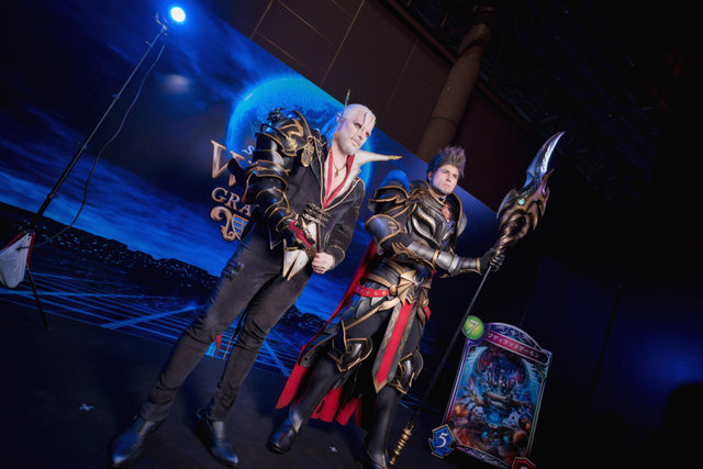 優勝賞金100万ドル『シャドバ』世界大会2018！五木あきら含む公式コスプレイヤー10人が会場を彩る【写真107枚】