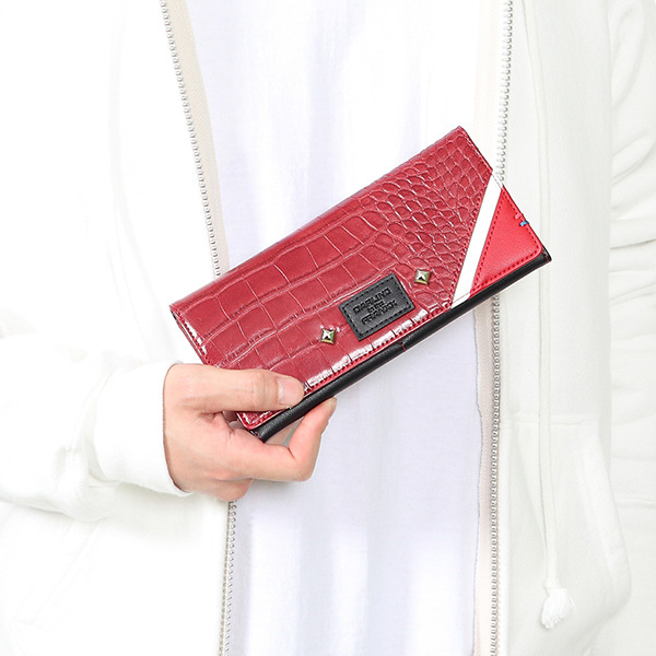 「ダーリン・イン・ザ・フランキス」コラボレーション　ゼロツーモデル　財布 9,800円(税別)  (C)ダーリン・イン・ザ・フランキス製作委員会