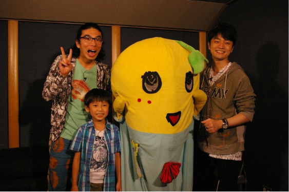 「ふなっしー」と片桐仁さん、伊藤悠翔さん、福山潤さん（左から）