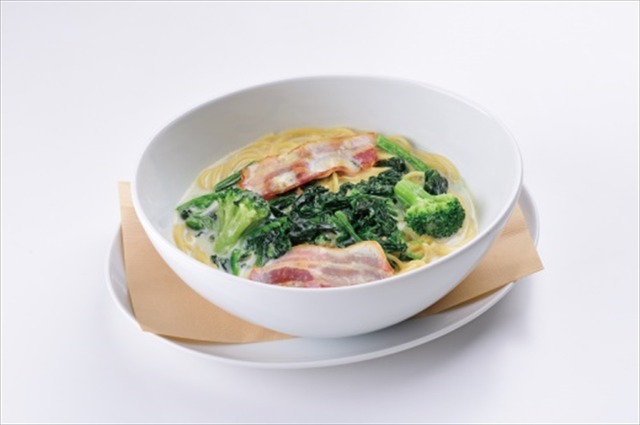 ココス×ラブライブ！サンシャイン!!「輝け！ みんなの笑顔キャンペーン」【クリームスープスパゲッティ&ワカメサラダ（1,290円＋税）】 販売期間：2019年2月13日（水）～2月26日（火）(C)2017 プロジェクトラブライブ！サンシャイン!!