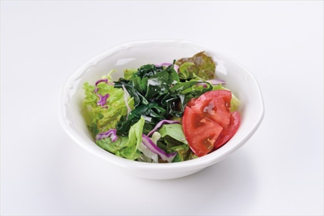 ココス×ラブライブ！サンシャイン!!「輝け！ みんなの笑顔キャンペーン」【クリームスープスパゲッティ&ワカメサラダ（1,290円＋税）】 販売期間：2019年2月13日（水）～2月26日（火）(C)2017 プロジェクトラブライブ！サンシャイン!!