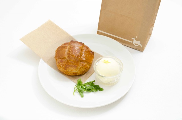 「ソードアート・オンライン アリシゼーション×TOWER RECORDS CAFE」蜂蜜パイ  1300 円（税込）（C）2017 川原 礫／ＫＡＤＯＫＡＷＡ アスキー・メディアワークス／SAO-A Project