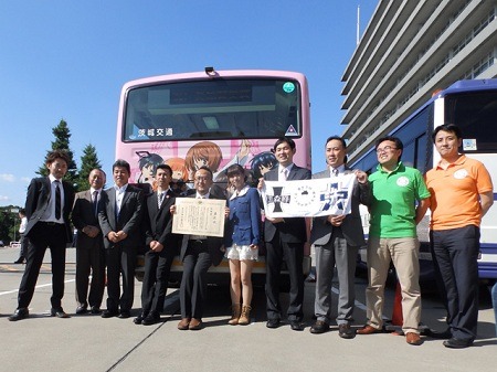 バスの前で関係者一同