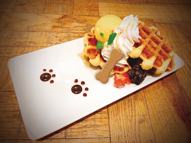 「“GINO THE CAFE”in TOWER RECORDS CAFE」ダイムのワッフルプレート 1,200 円 （C）PSYCHO-PASS Committee