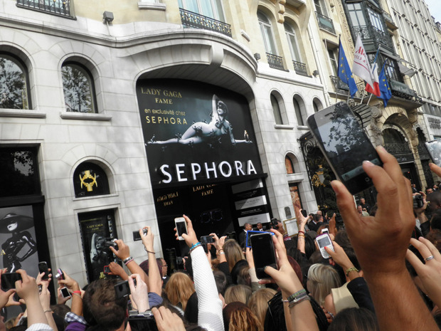 関係ないですがガガ様来仏時の様子。人垣で私は見れませんでした…。