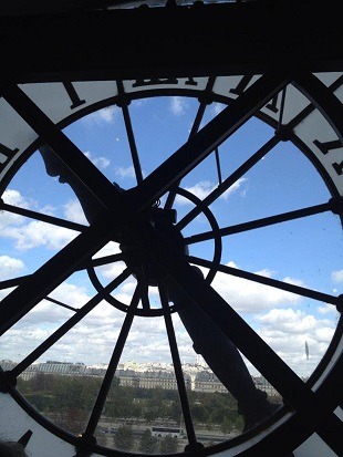 オルセー美術館のシンボルとなっている時計台。そこから眺めるパリもまた格別。