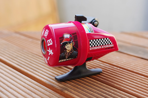 「スピンキャストリール 釣りキチ三平／鮎川魚紳」7,800円（税別）（C）矢口高雄／講談社