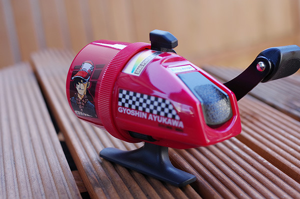 「スピンキャストリール 釣りキチ三平／鮎川魚紳」7,800円（税別）（C）矢口高雄／講談社