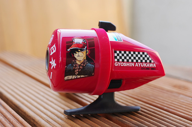 「スピンキャストリール 釣りキチ三平／鮎川魚紳」7,800円（税別）（C）矢口高雄／講談社