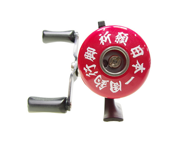 「スピンキャストリール 釣りキチ三平／鮎川魚紳」7,800円（税別）（C）矢口高雄／講談社