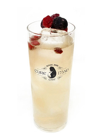 劇場版『幼女戦記』カフェ「帝国式給食・第二回秋葉原試食会」ドリンク（ノンアルコール　￥500＋税、アルコール　￥700＋税）ターニャ・フォン・デグレチャフ（C）カルロ・ゼン・KADOKAWA刊／劇場版幼女戦記製作委員会