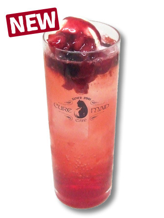 劇場版『幼女戦記』カフェ「帝国式給食・第二回秋葉原試食会」ドリンク（ノンアルコール　￥500＋税、アルコール　￥700＋税）メアリー・スー（C）カルロ・ゼン・KADOKAWA刊／劇場版幼女戦記製作委員会