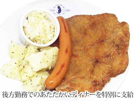 劇場版『幼女戦記』カフェ「帝国式給食・第二回秋葉原試食会」特別給食：シュニッツェルディナー　￥1,500＋税（C）カルロ・ゼン・KADOKAWA刊／劇場版幼女戦記製作委員会