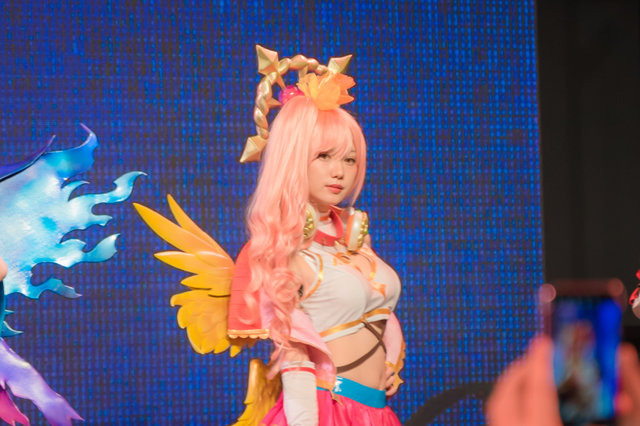 『モンスト』ブースで豪華コスプレショー開催！日本のえなこ、台湾のMomoら人気レイヤー競演！【台北ゲームショウ2019】