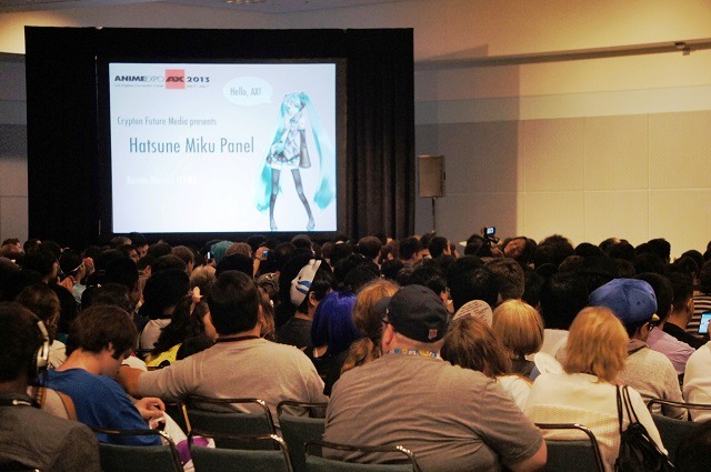 1000人収容の会場はぎっしり