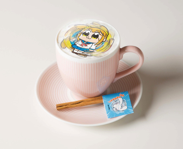 「ポプテピピック×サンリオキャラクターズカフェ池袋」「ギュルルルルッて回すシナモンホットチョコレート」890円＋税（C）Ｏ/Ｔ・Ｋ（C）'76,'84,'93,'96,'01,'05,'19 SANRIO CO., LTD. APPROVAL NO.Ｓ593879