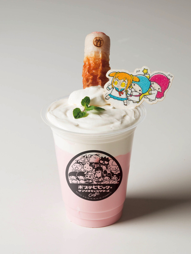 「ポプテピピック×サンリオキャラクターズカフェ池袋」「キキ＆ララといっしょに！？ララのチーズストロベリーミルク」890円＋税（C）Ｏ/Ｔ・Ｋ（C）'76,'84,'93,'96,'01,'05,'19 SANRIO CO., LTD. APPROVAL NO.Ｓ593879