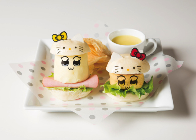 「ポプテピピック×サンリオキャラクターズカフェ池袋」「ポプ子とピピ美のキティコスバーガーセット」1,590円＋税（C）Ｏ/Ｔ・Ｋ（C）'76,'84,'93,'96,'01,'05,'19 SANRIO CO., LTD. APPROVAL NO.Ｓ593879