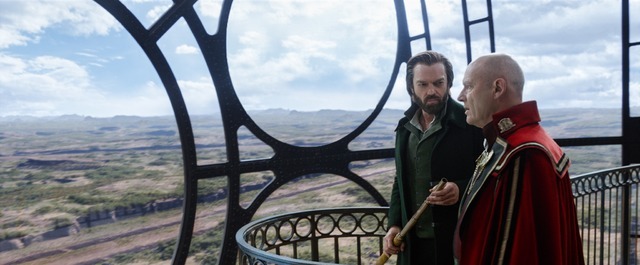 右：クローム市長（声・銀河万丈）『移動都市／モータル・エンジン』（C）Universal Pictures