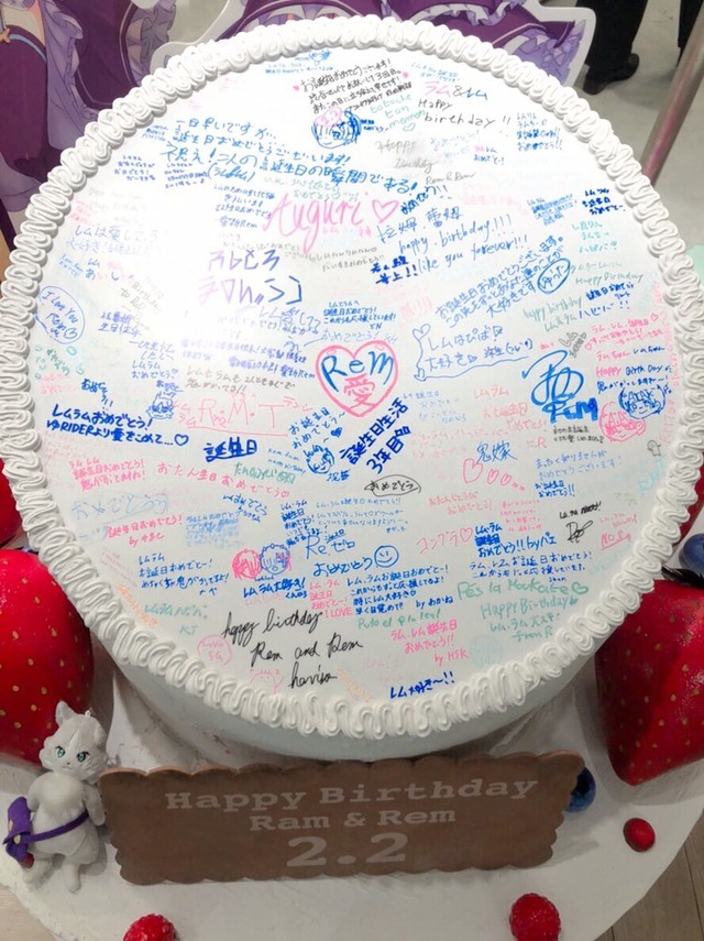 「Re:ゼロから始めるラムとレムの誕生日生活2019 in渋谷マルイ」巨大ケーキの寄せ書き（C）長月達平・株式会社KADOKAWA刊／Re:ゼロから始める異世界生活製作委員会