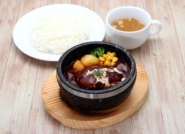 「スザクのデミグラスソースハンバーグセット」1,390円（税抜）（C）SUNRISE／PROJECT L-GEASS　Character Design （C）2006-2018 CLAMP・ST