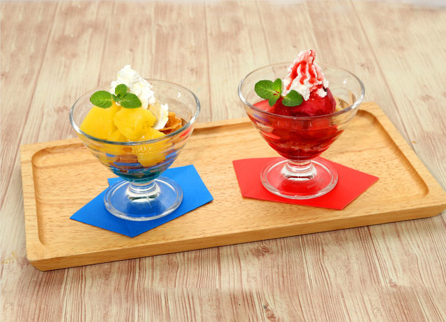 「ランスロット＆紅蓮のダブルミニパフェ」1,090円（税抜）（C）SUNRISE／PROJECT L-GEASS　Character Design （C）2006-2018 CLAMP・ST