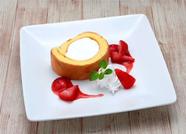 「シャリオ＆シャムナのロールケーキプレート」990円（税抜）（C）SUNRISE／PROJECT L-GEASS　Character Design （C）2006-2018 CLAMP・ST