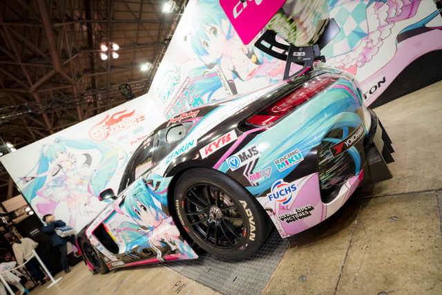 【コスプレ】「ワンフェス2019冬」初音ミクに扮したコンパニオンさんに注目！ GSRコーナー【写真34枚】