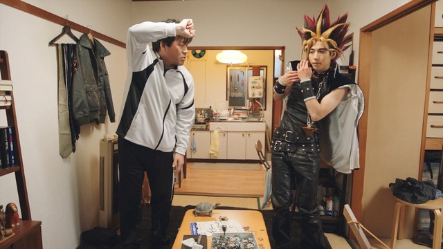 WEB動画「【福田雄一監督×賀来賢人×佐藤二朗】俺のターン！説明のターン！遊戯王 DM×モンストコラボを解説！」場面カット