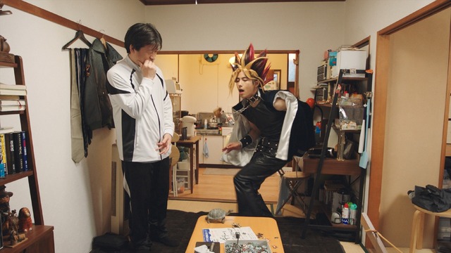 WEB動画「【福田雄一監督×賀来賢人×佐藤二朗】俺のターン！説明のターン！遊戯王 DM×モンストコラボを解説！」場面カット