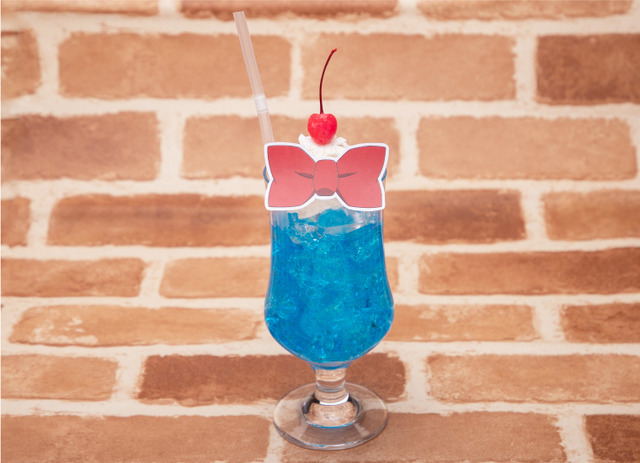 江戸川コナンの蝶ネクタイ型変声機クリームソーダ　　890円（C）青山剛昌／小学館・読売テレビ・TMS 1996（C）2019 青山剛昌／名探偵コナン製作委員会