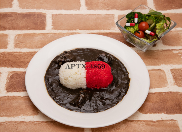 黒ずくめのAPTX4869カレー（アポトキシンカレー）～シェリービネガードレッシングサラダ添え～　1,590円（C）青山剛昌／小学館・読売テレビ・TMS 1996（C）2019 青山剛昌／名探偵コナン製作委員会