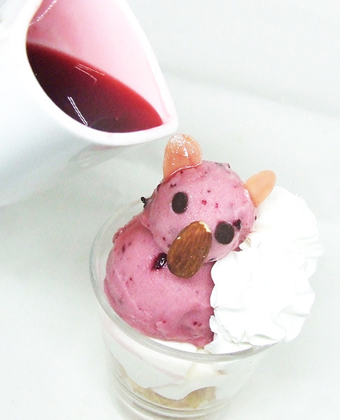 ハロウィン級冥獣のアフォガードパフェ　800円＋税（C）深見真・刻夜セイゴ／SQUARE ENIX・「魔法少女特殊戦あすか」製作委員会